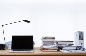 Biurko z laptopem i ksiązkami