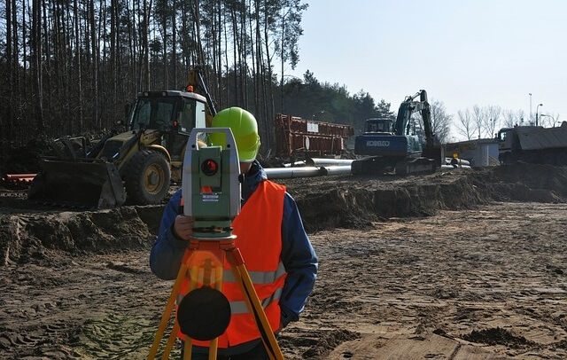 Geodeta w czasie pracy