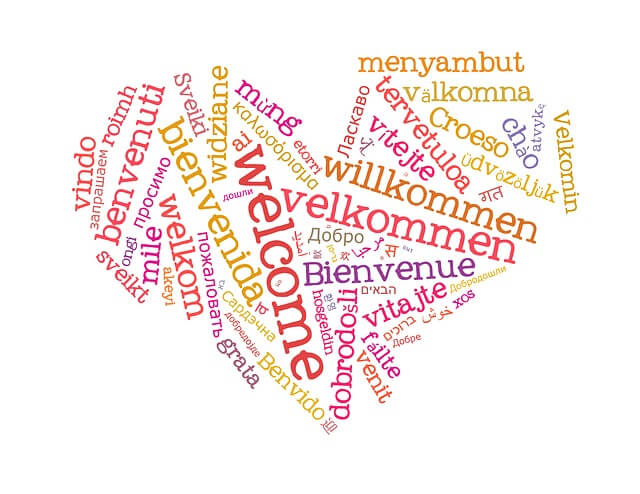 Słowo "witaj" w językach obcych w kształcie serca