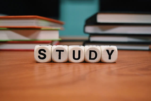 Kostki układające się w napis studia