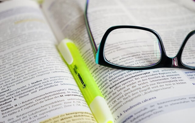 Książka i okulary oraz flamaster